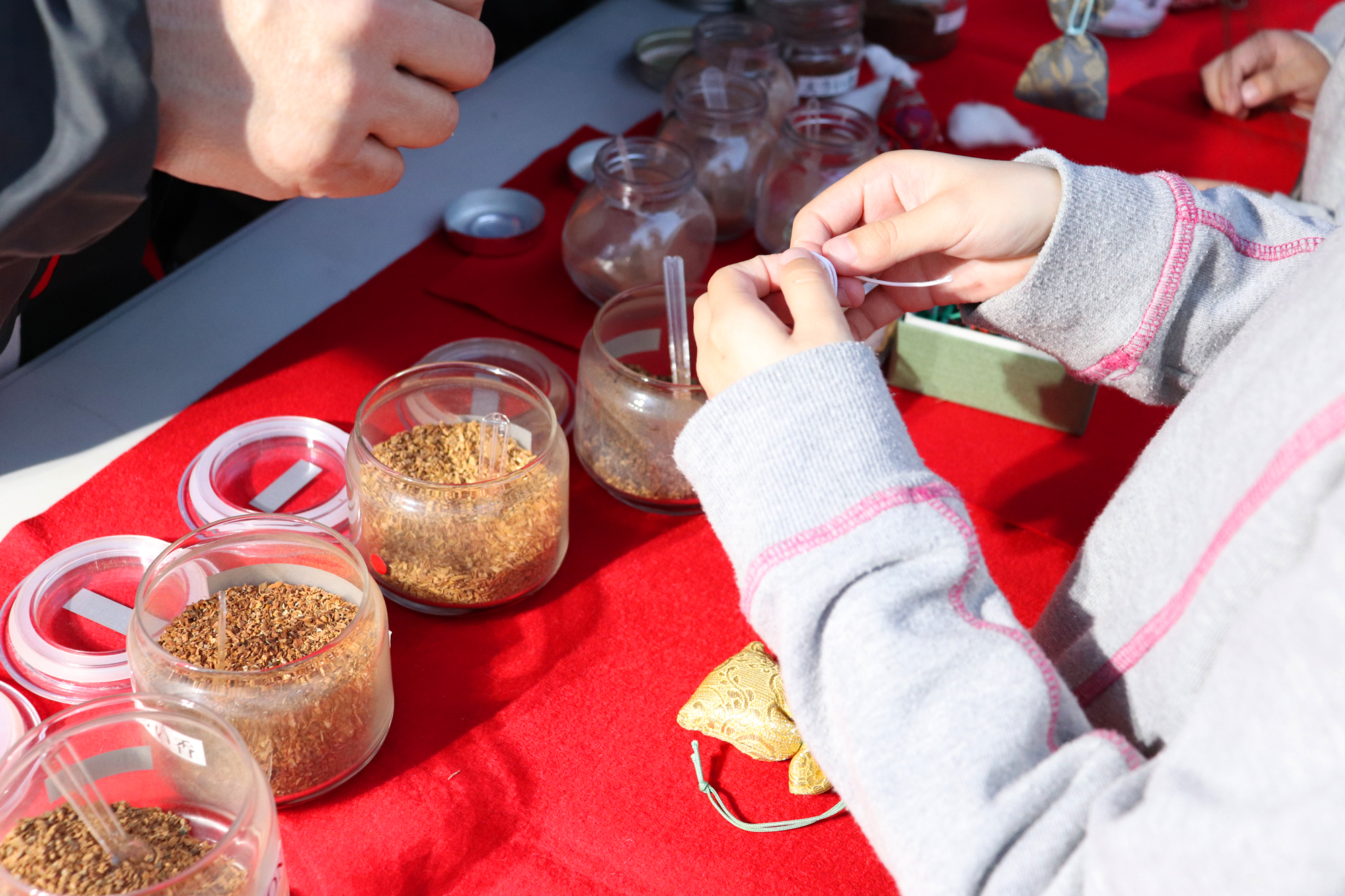 西国茶やbar2025匂い袋づくり